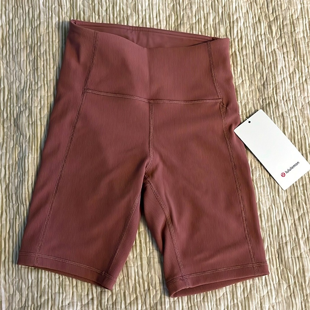 Lululemon mauve ribbed contoured bike shorts. NWT size 4